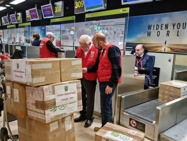 El padre Ángel supervisando los paquetes de ayuda humanitaria destinados a Turquía.