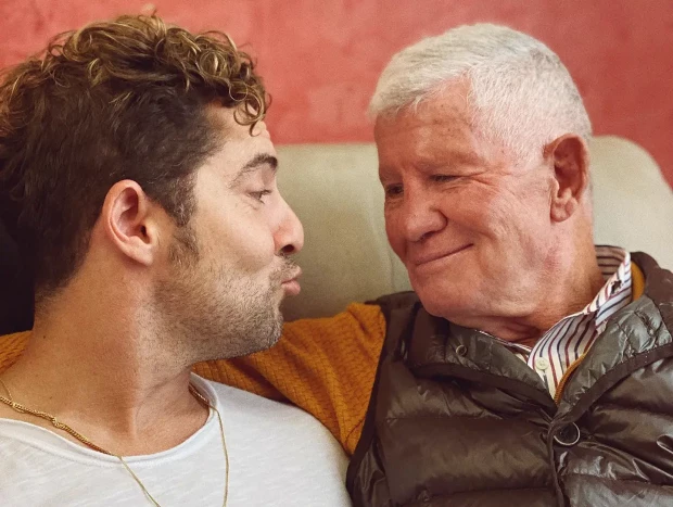 David Bisbal de mayor besando a su padre con alzheimer.