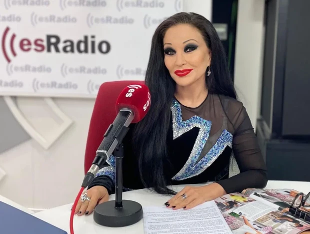 Alaska en su programa de radio.