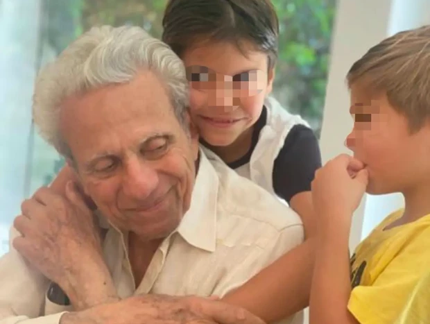 Los hijos de Shakira abrazando a su abuelo.