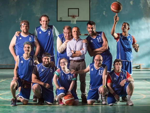 Imagen promocional de la película española 'Campeones', con Javier Gutiérrez.