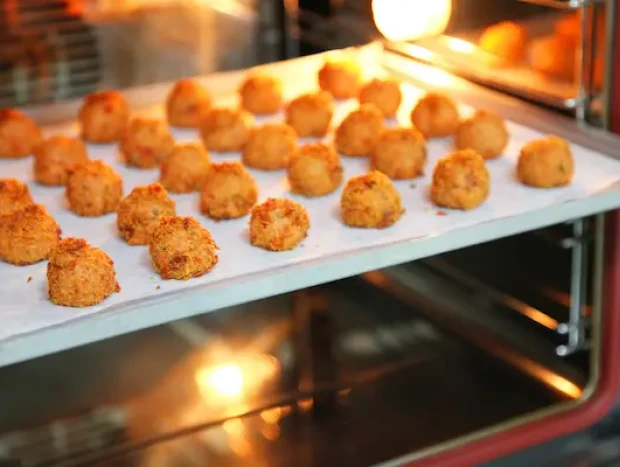 Croquetas en una bandeja de horno.