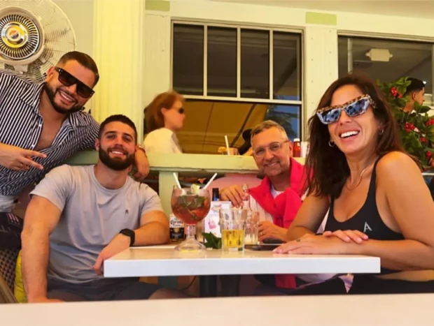 Anabel Pantoja tomando algo en una terraza de un bar con amigos.