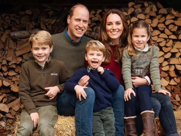 El príncipe Guillermo y Kate Middleton posando con sus hijos.