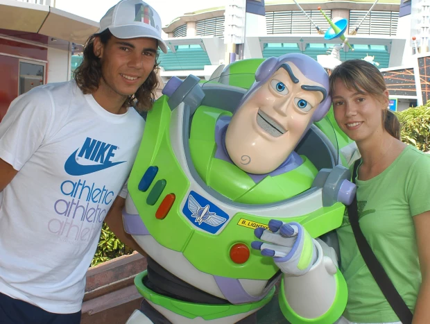 Rafa y Maribel Nadal, muy jóvenes, posando con Buzz Lighyear.