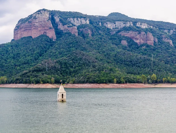 El pantano de Sau antes lleno de agua.