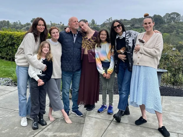 Bruce Willis posando en el día de su cumpleaños con su ex Demi Moore y su familia.