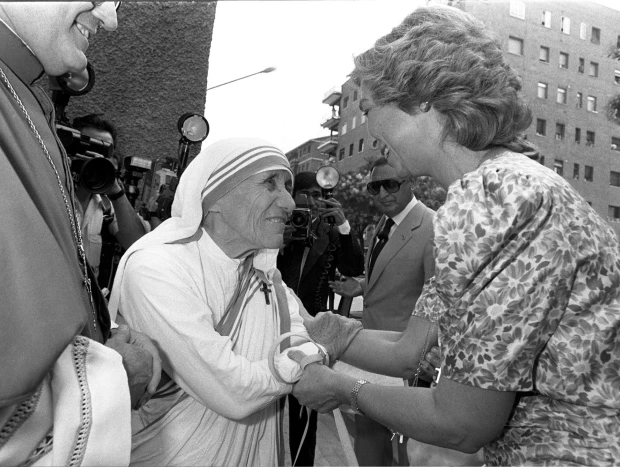 La madre Teresa de Calcuta acompañada de la reina Sofía de España.
