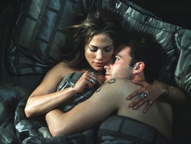 Jennifer López y Ben Affleck en la cama juntos en una escena de una pelicula