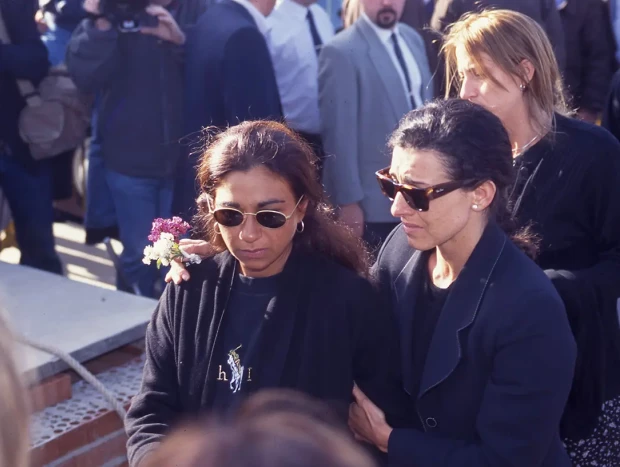 Lolita joven y triste en un funeral