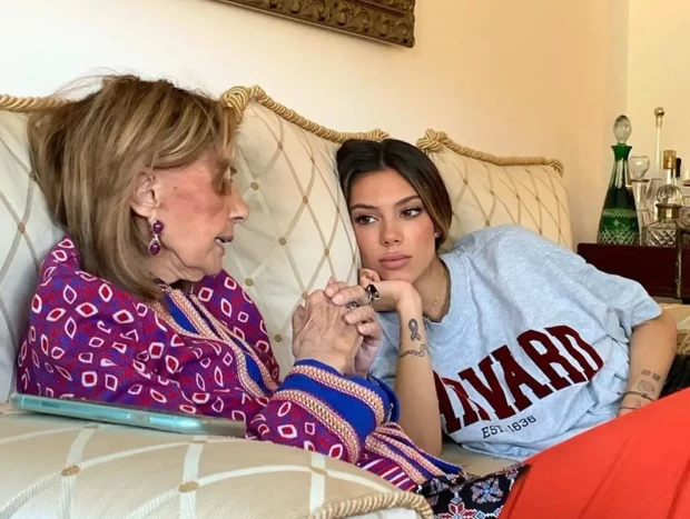 María Teresa hablando con su nieta Alejandra Rubio sentadas en el sofá de su casa.