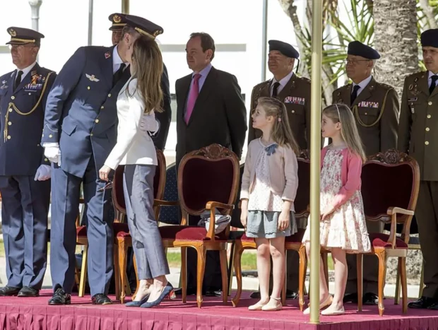 La familia real en el desfile de las fuerzas armadas.