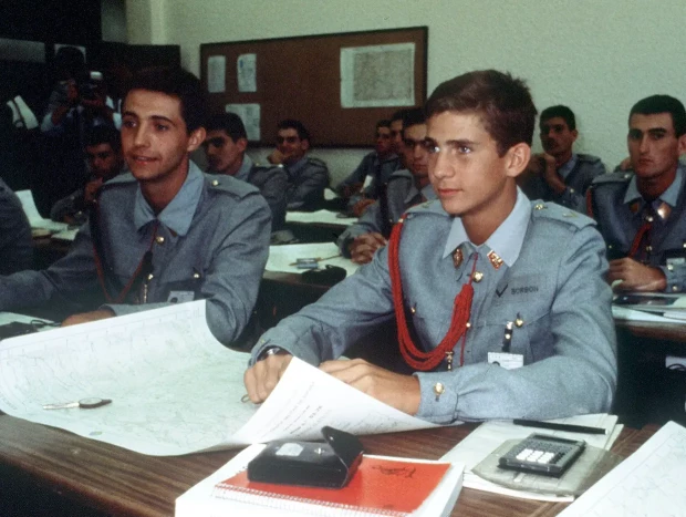 Felipe VI estudiando en la academia militar.