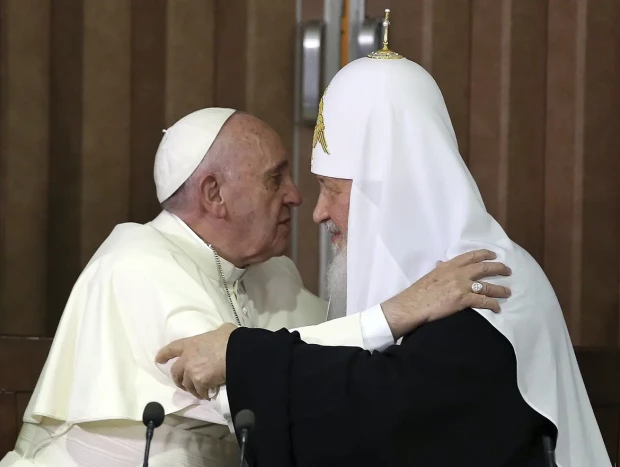 El Papa Francisco saludando al patriarca ortodoxo Kiril