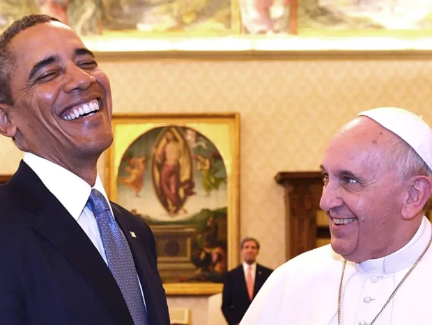 Barack Obama bromeando con el Papa Francisco.