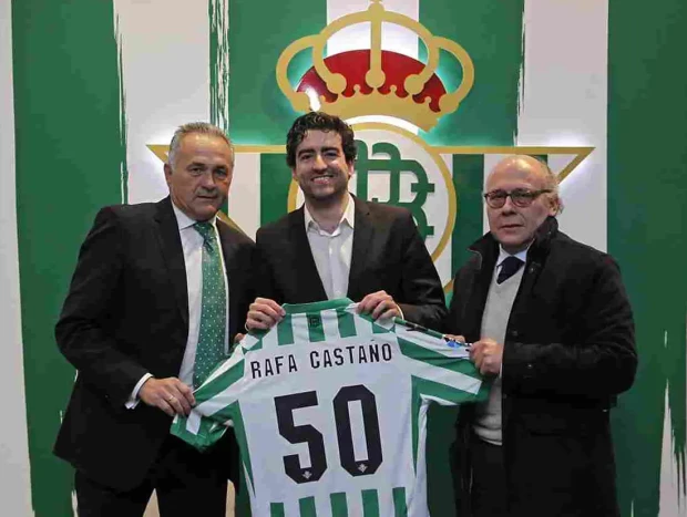 Rafa enseñando su camiseta del Betis.