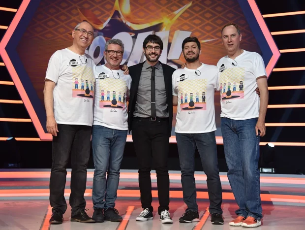 Los Lobos posando con Juanra Bonet en 'Boom'