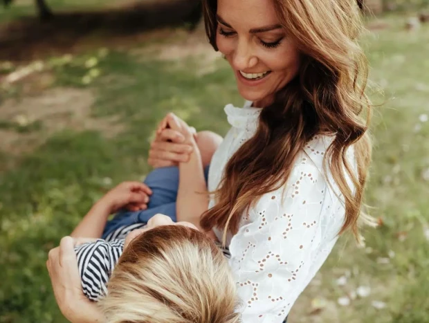 Kate Middleton cogiendo a su hijo pequeño en brazos