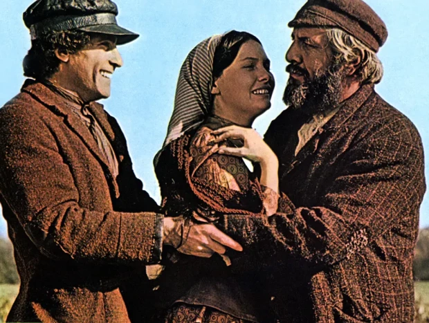 Paul Michael Glaser con Chaim Topol y Michele Marsh en un fotograma de la película El violinista en el tejado