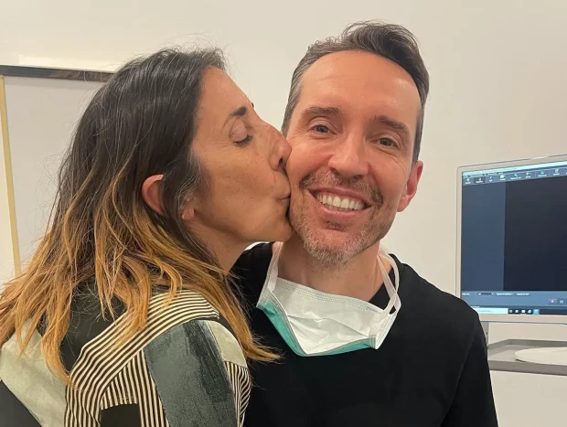 Paz Padilla besando en la mejilla al médico que le ha operado las cuerdas vocales