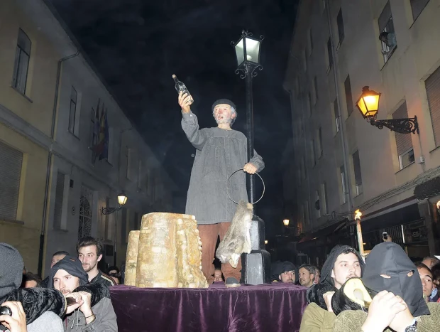 Figura del Genarín en la procesión de los borrachos de León.