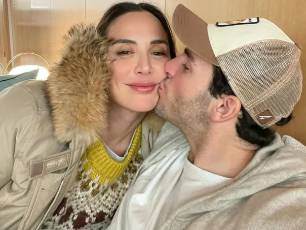 Íñigo Onieva abraza y besa a Tamara Falcó en la mejilla