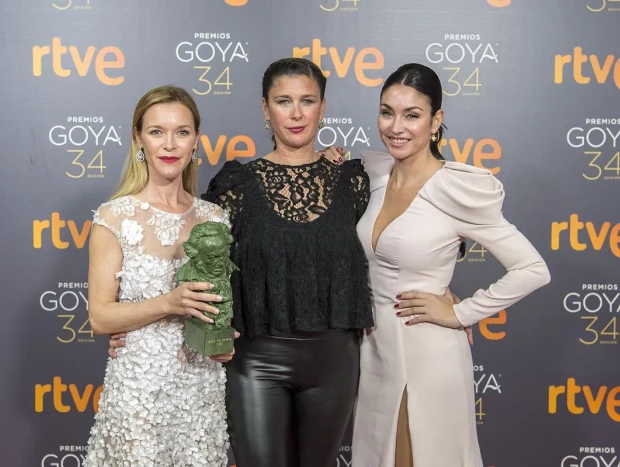 María Esteve, Tamara y Celia Flores, recogiendo el Goya de Honor a su madre, en 2020.
