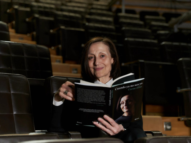 Carme Elías con su libro.