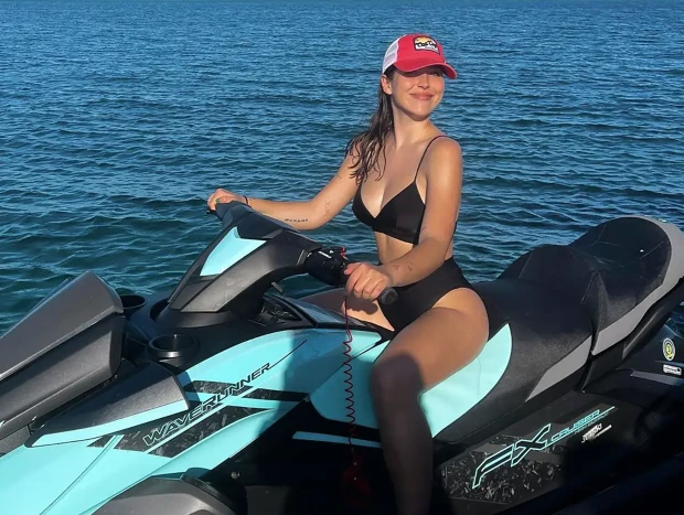 Alba Díaz montada en una moto de agua.
