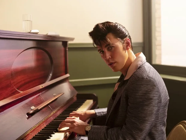 Imagen de la película ELVIS con el actor tocando el piano.