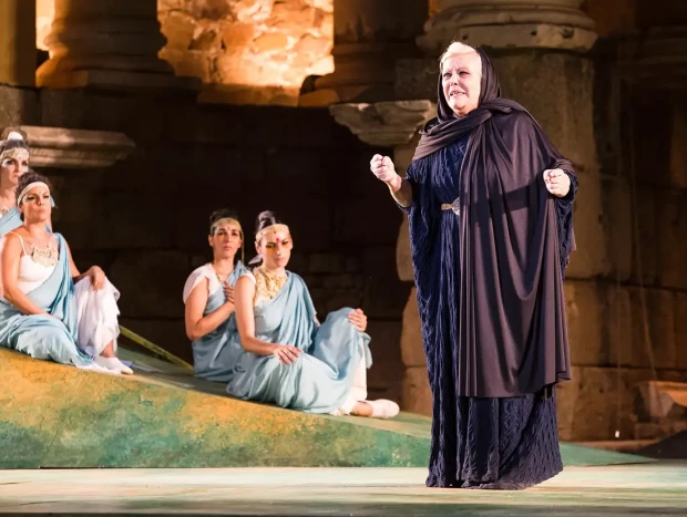 María Garralón caracterizada en el escenario de un teatro representando la obra Las suplicantes