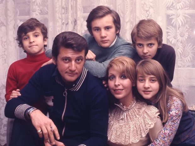 FAMILIA DE ARTISTAS. Amparo, con sus padres, los actores Carlos Larrañaga y María Luisa Merlo, y con sus hermanos: Luis (izquierda), también actor; Juan Carlos, conocido como Kako, y Pedro, que se ha dedicado a la producción.
