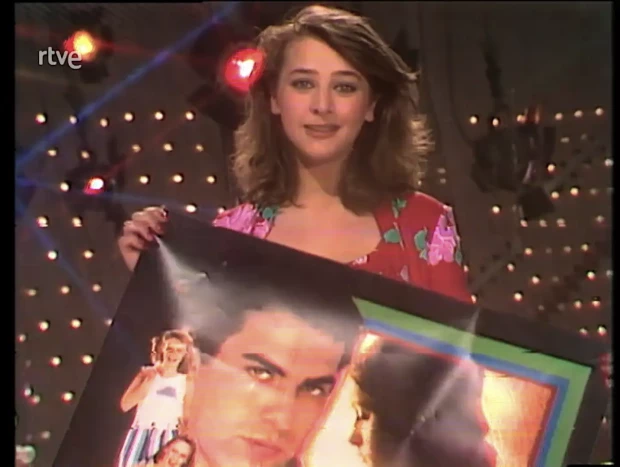 DEBUT EN TELEVISIÓN. Arriba, con 18 años, cuando debutó como presentadora del programa "Aplauso".