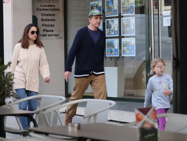 Lequio con su esposa, María Palacios, y su hija Ginevra, durante sus vacaciones en Galicia.