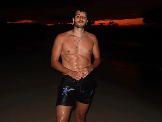 Sebastián Yatra posando de noche en bañador