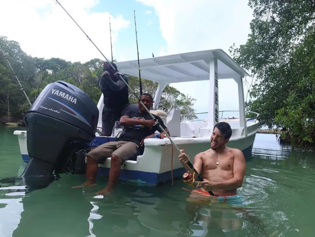 Sebastián Yatra posa pescando en un río de República Dominicana