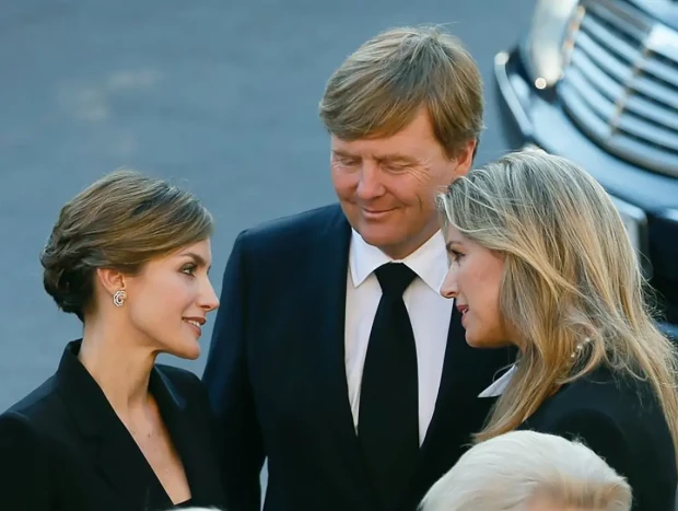Letizia hablando con los reyes de Holanda.