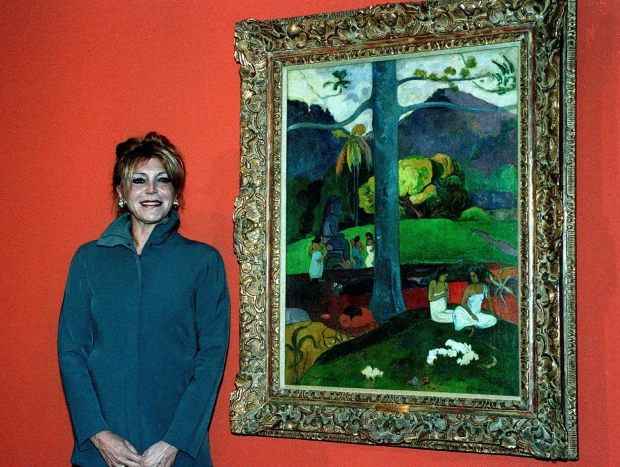 Tita Cervera junto a uno de sus cuadros.