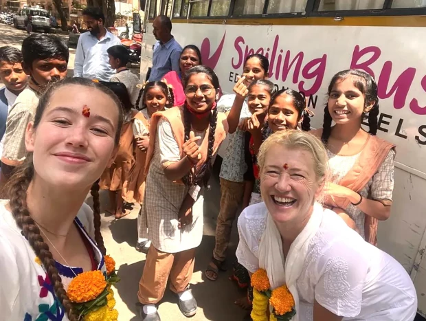 Ana Duato con su hija en la India.