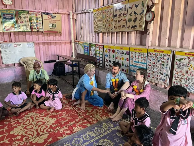 Ana Duato y su hija en una escuela de la India