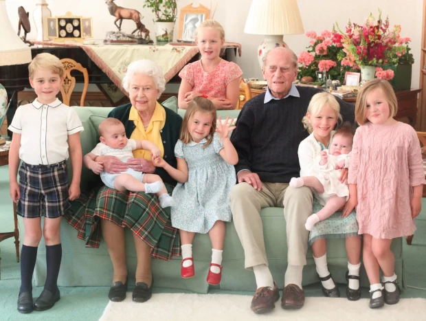 Isabel II con su marido y sus bisnietos