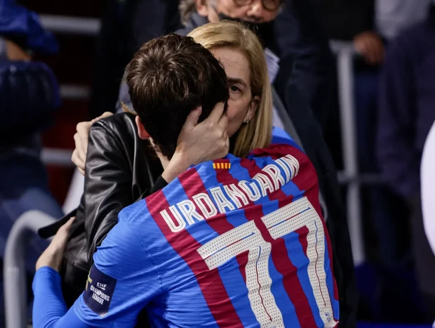 La infanta Cristina abrazando a su hijo Pablo Urdangarín durante un partido del Barça de balonmano