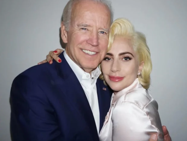 Joe Biden y Lady Gaga abrazados posando juntos