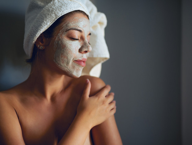Mujer con una crema que ayuda a eliminar las manchas solares de la cara.