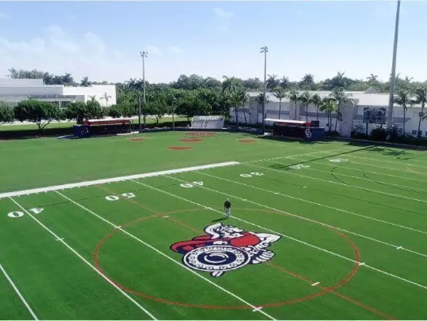 Campo de futbol americano en la escuela de los hijos de Shakira