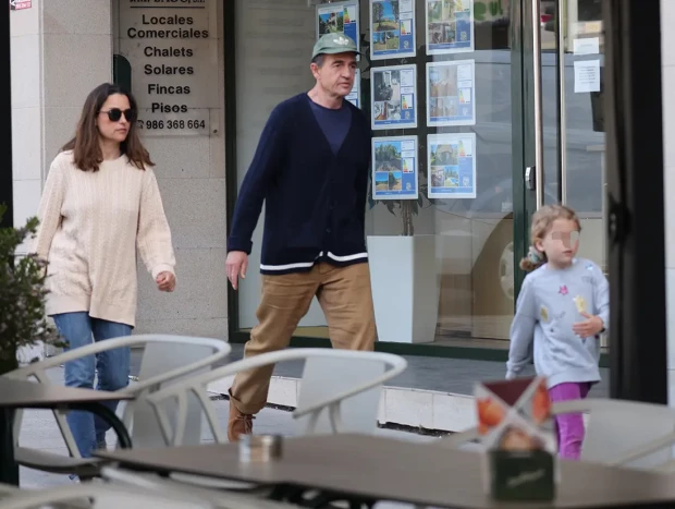 Alessandro Lequio paseando por la calle con su nueva familia.