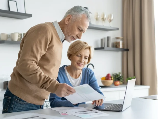 Pareja de personas haciendo la declaración de la renta