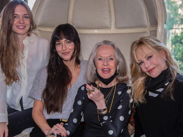 Stella del carmen, Dakota Johnson, Tippi Hedren y Melanie Griffith.