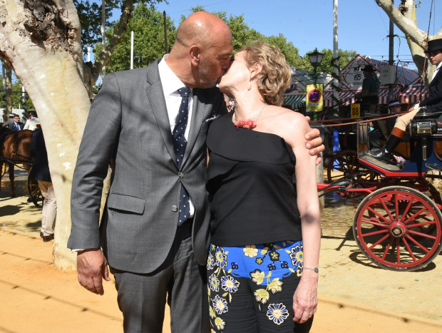 Ana Rosa Quintana besando a su pareja en la Feria de Abril.