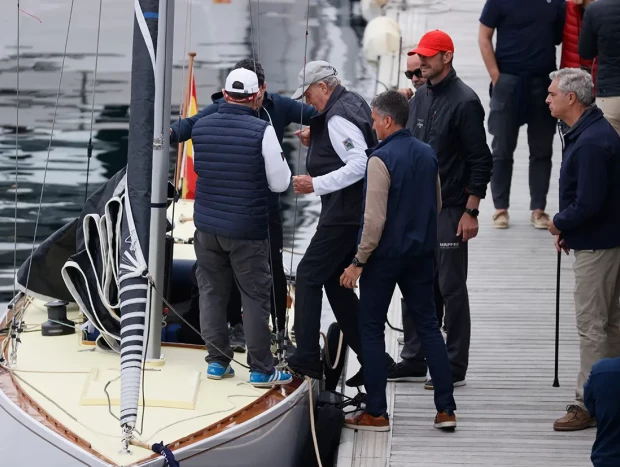 Juan Carlos subiéndose al velero.